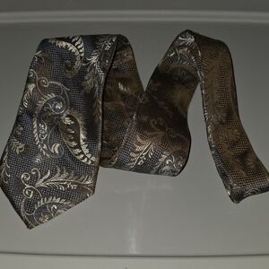 (J28) Elegant Paisley Tie in Black and Gold